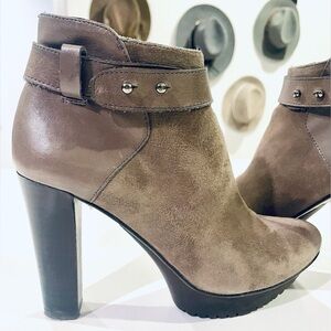 EUC - Donald Pliner heeled ankle boots in light brown suede and leather size 7